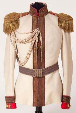 rococo-girls-shrine:  bulletproofjewels:  ptk:  An Imperial Russian horse guard regiment officer’s tunic, circa 1900. White boiled wool tunic with red cuffs and silver bullion braid piping. Complete with gold bullion fringed epaulettes faced in red,