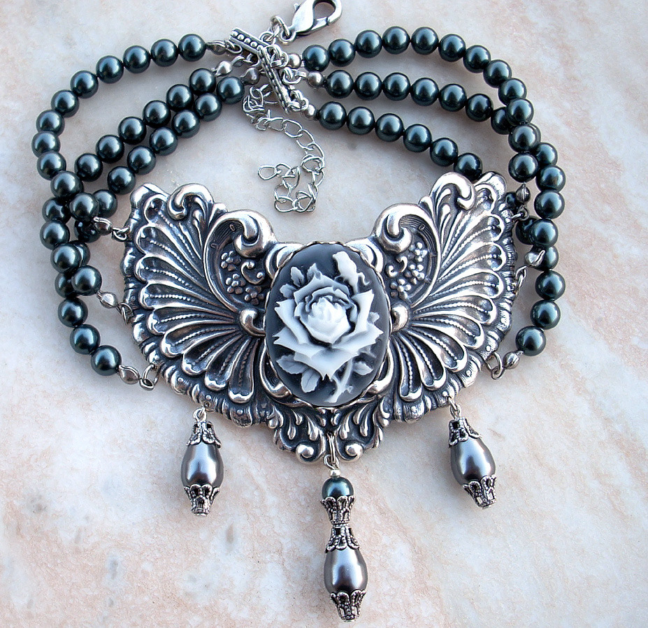 eyesofblack:  Necklaces, Pendants, Chokers By: Aranwen 