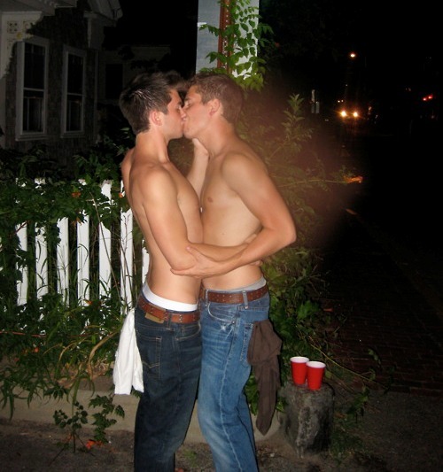 gaykissesandlove:  - catchingskies. 
