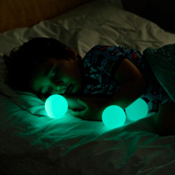 happy-as-pizza:     The Glo interactive nightlight has removable illuminated  Glo balls that fade to dark after 30 minutes. They have nothing electronic in them so they don’t get  warm and they won’t break.  want