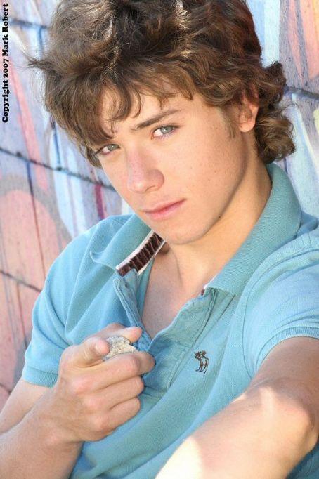 erikaluchiaalanobombeo:  Oh my!! He’s Too HANDSOME!! :3  he is so fucking fine    