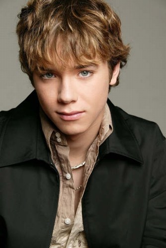 erikaluchiaalanobombeo:  Oh my!! He’s Too HANDSOME!! :3  he is so fucking fine    