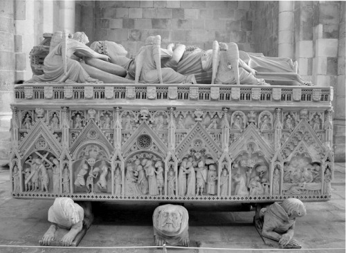 cafeparaacordarosmortos:  The tombs of D. Inês de Castro and King D. Pedro I of Portugal, two gothic masterpieces, built between 1358 and 1367. The tombs are facing direclty each other, so when they ressurect the first thing they see is each other.The
