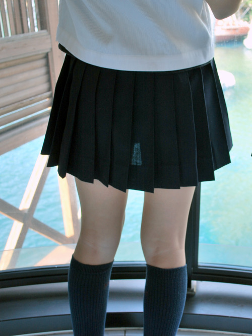 tumbleg: 【画像あり】「夏の制服」 よく見ると、スカート透けてるけど　あれ恥ずかしくないの？