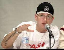  “Uma Pessoa” falou :”Hey, Eminem eu te odeio !” Eminem: Você me odeia? vou te contar uma historia… Repeti a escola 3 vezes, não, eu não sou burro preferi o rap, fui atrás do meu sonho. Ir pra escola era um inferno eu apanhava todo dia