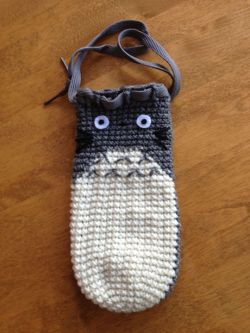 amiguru:  Here are all the photos I took of my Totoro DS Case I made for my friend. Here is the link to my post with the pattern.