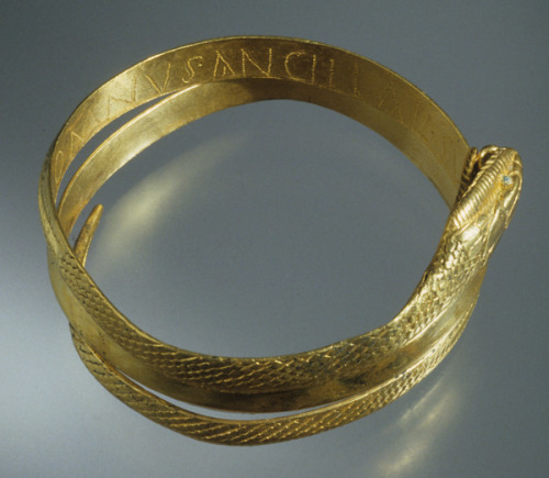 novitas-romanitas: Armband Gold with glass paste eyes River Sarno, Muregine Inside, this armband is 