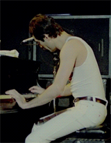 mreddiefercury:iwantyoufreddiemercury:Freddie Fooling around on the piano at Rock Montreal before ‘P