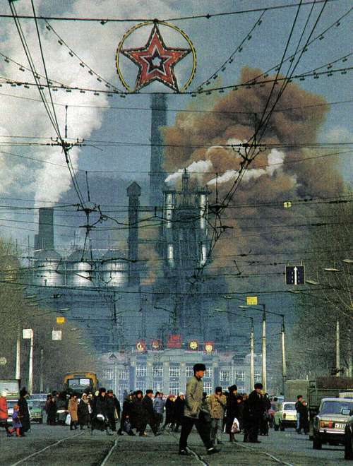 firsttimeuser: © Gerd Ludwig Novokuznetsk, Russia Smoke from the KMK steel plant belches c