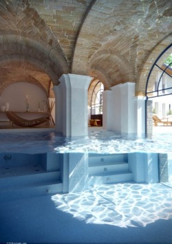 redheadnotdead:  highlyoverratedfate:  hornyjew:  prince-tom:  Why don’t I live in a house with this  omg perf house  omfg  This is the nicest pool I’ve ever seen. 