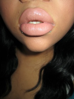 ebonylips:  Sensual full lips that would get you hard in no time.