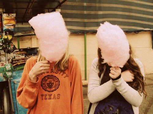 buscandoaventuras:  oscura-soledad:  todasibamosasereinas:  partyinmyhouse:  esto es chileno asdfghjklOh verdad :’) no había cachado el super 8 de al fondo y los demás dulces xDDDDD   Reblog pa’ que vean que los shhilenos también somos bonitos