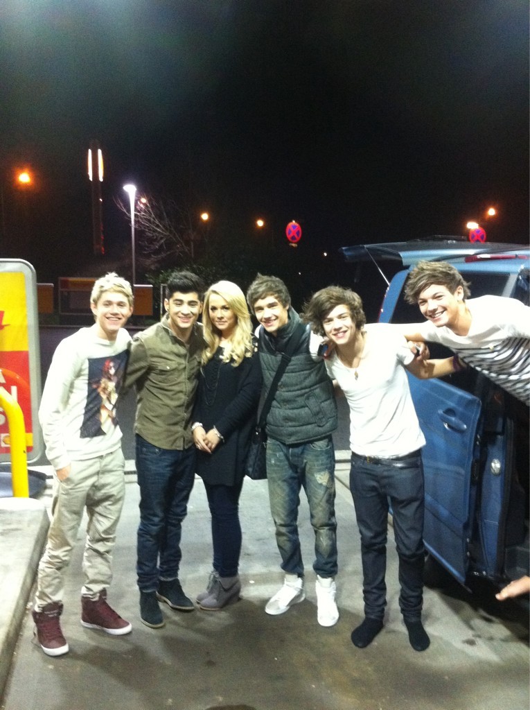  louis and harry with no shoes on! 