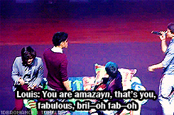 1dbromance:  I love how confused at first then amused they are while reading this tweet. [x] 