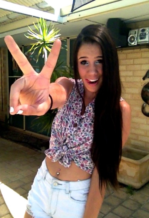 v-a-n-s-l-u-t-s:  brunettesftw:  WANT THE NARNIA THEME CODE? VOTE FOR ME (BRUNETTESFTW) ON THE LINK.  (via imgTumble)