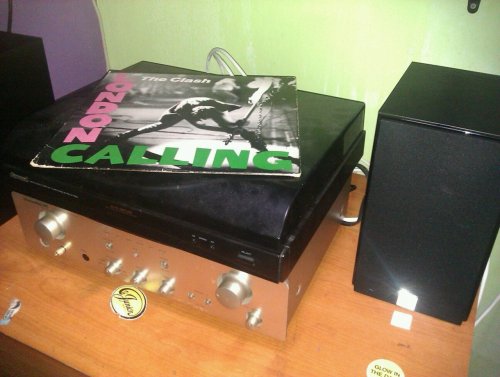 My friends set up.  Marantz PM4400 integrated amp with Dali Zensor 1 speakers. *Not sure what the make/model of her turntable is.  