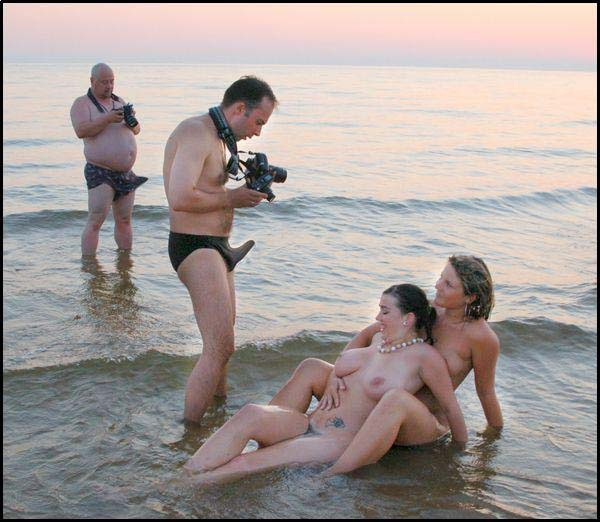 topnudebeach: Ok. Not an erect nudist. But not far from it.