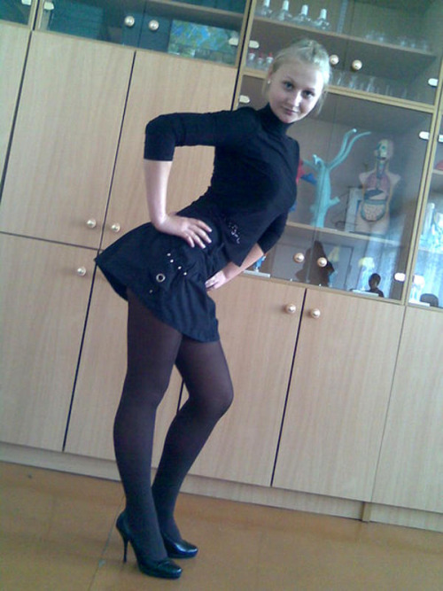 tights-n-spandex:  Quite the short skirt there.