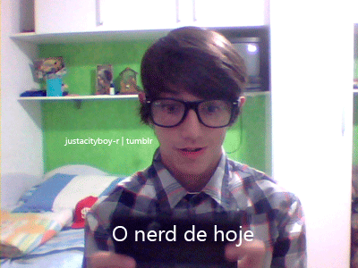 avidaemgif:  Pena que esse nerd tem um cabelo escroto 