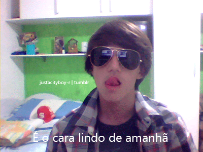 avidaemgif:  Pena que esse nerd tem um cabelo escroto 