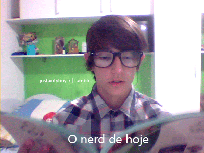 avidaemgif:  Pena que esse nerd tem um cabelo escroto 