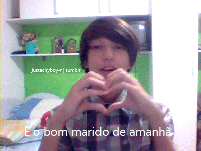 avidaemgif:  Pena que esse nerd tem um cabelo escroto 