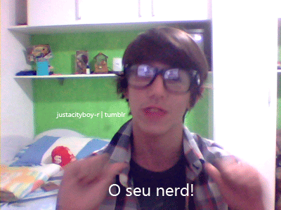 avidaemgif:  Pena que esse nerd tem um cabelo escroto 