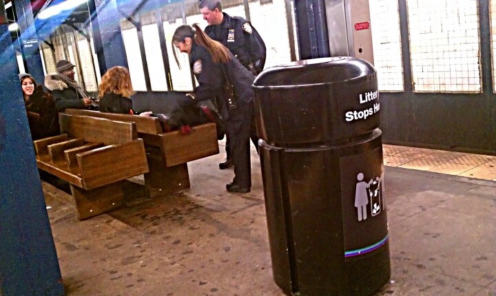 #NYPD w/suspicious package left at Chambers St ½/3 train. Turned out to be empty. #FEAR #news (Photo by angelindiskies)