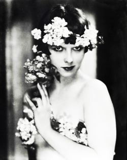 vintagegal:  Louise Brooks c. 1920’s 