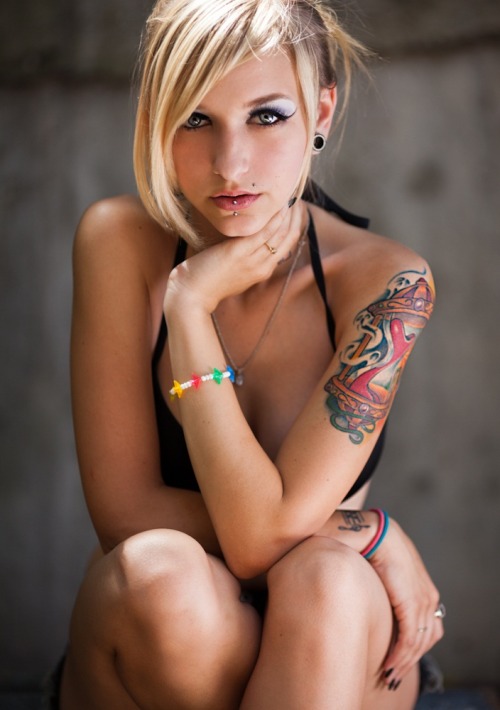 Blonde with monroe piercing