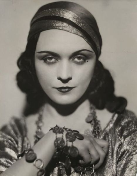 lacyceleste:  Pola Negri mid 1920’s.   Innemi słowy: Apolonia Chałupiec.