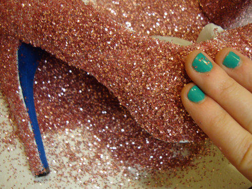 haveashoegasmwithme:  DIY Shoegasm:  Sparkly shoes is the new IT thing of the season and luckil