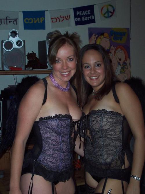 just-jerk:  very cute n sexy yum!  Left, then right?