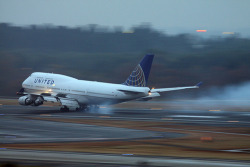 Youlikeairplanestoo:  Nice Movement In This Shot Of A United Airlines Boeing 747-400