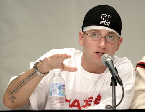 maah420:  “Uma Pessoa” falou :”Hey, Eminem eu te odeio !”Eminem: Você me odeia? vou te contar uma historia… Repeti a escola 3 vezes, não, eu não sou burro preferi o rap, fui atrás do meu sonho. Ir pra escola era um inferno eu apanhava todo