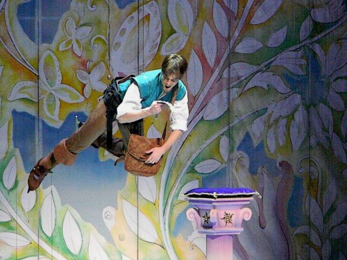 disneyforeverlives: Flynn Rider steals the crown! Disney on Ice: Dare to Dream. December 27th 2