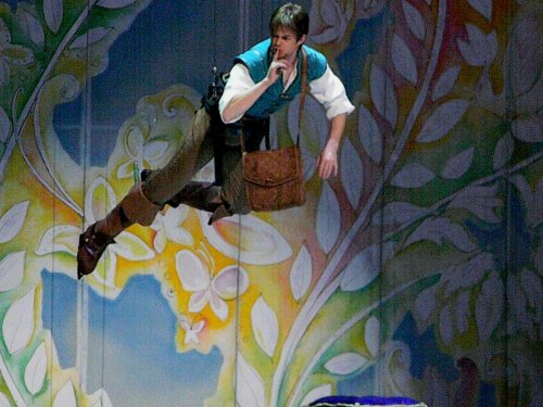 disneyforeverlives:Flynn Rider steals the crown! Disney on Ice: Dare to Dream. December 27th 20