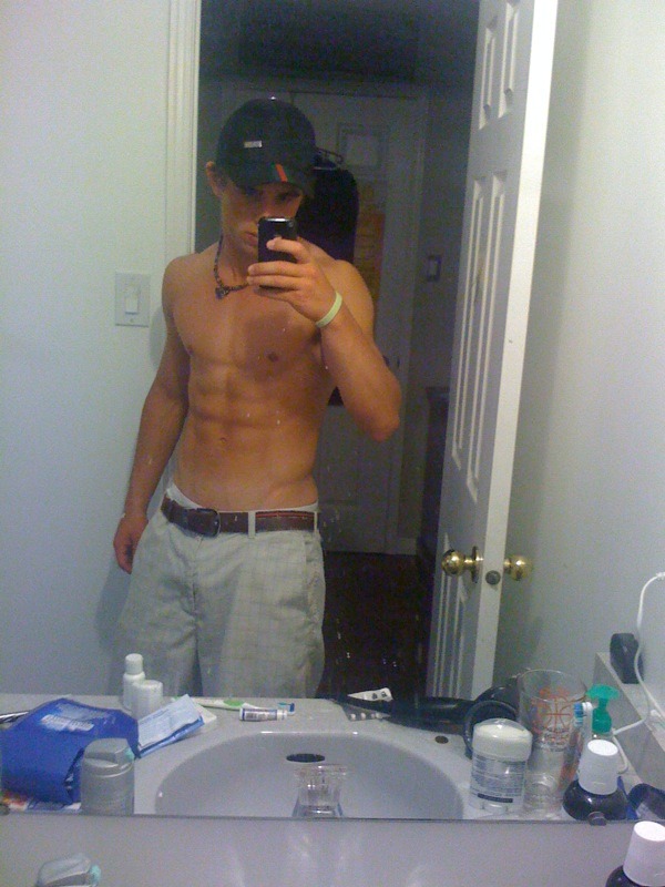 mirrorboys:  Shirtless show off. 