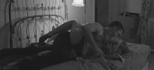 Quando tem barulho de cama balançando no meu quarto.