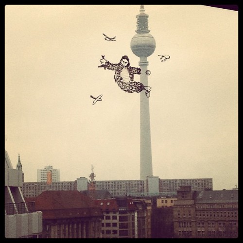 Oh NO! King Kong invaded Berlin! (via philip)