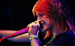 paramorefrases:  “Nós poderíamos cantar sozinhos mas o que isto seria sem você ?” (Paramore - My Heart) 
