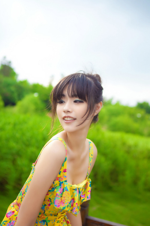 Pretty Shanghai girl Liu Yiyan at the park More chinese girls