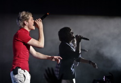 hellodereloubear:  yet again niall being a magical lepraucan and using his powers on hazza. 