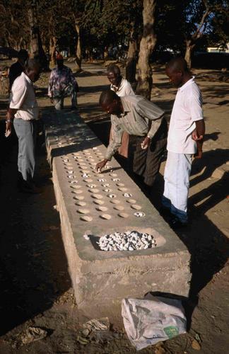 Wow, ein Mancala Spielbrett für die ganze Familie. Die können dann tagelang spielen!
Auf www.bonsares.blogspot.com gefunden.