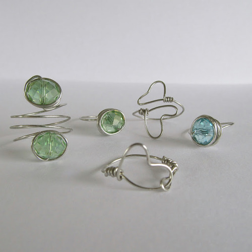 DIY Dainty Wire Rings. Tutorial from one of my faves: wobisobi here. Excellent instruction and big c