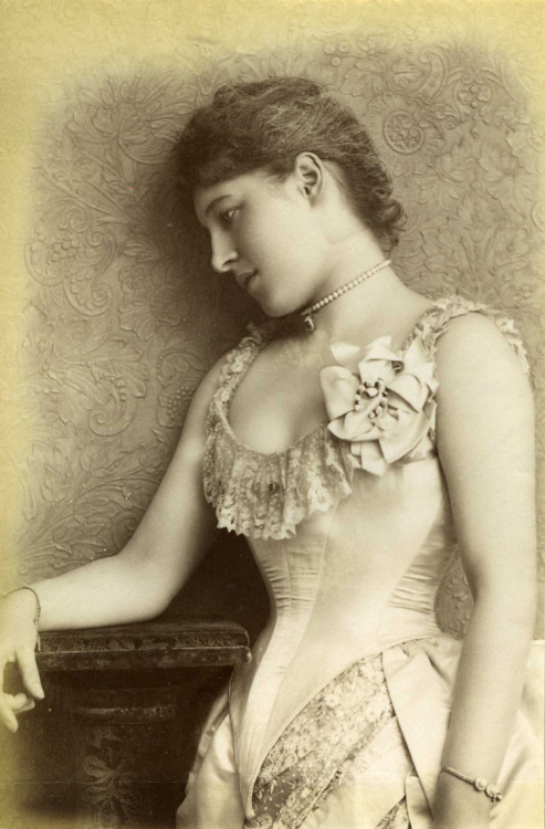 fuckyeahhistorycrushes:The very intelligent and stunningly beautiful Lillie Langtry (1853-1929). Mod