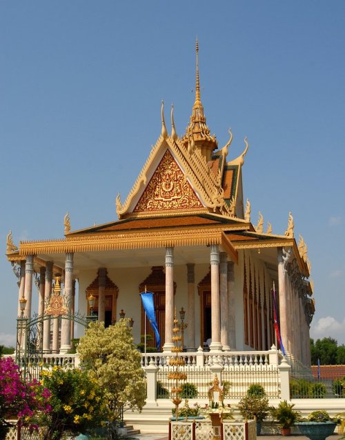 (via The Silver Pagoda, a photo from Phnum Penh, West | TrekEarth)