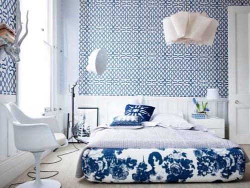 Bright Rooms: Eclectic Design
A bold geometric wallpaper and exaggerated elements—like the over-sized lighting and the bold bed upholstery— help a bedroom pop. See more colorful decor inspiration here.