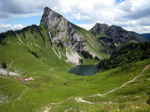 by fred_v on Flickr.Vallée d'Abondance, Lac d'Arvouin - Chablais massif,  French Alps.