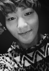 Porn 6 favorite pictures, selca edition, 3/5 ⇢ Onew photos